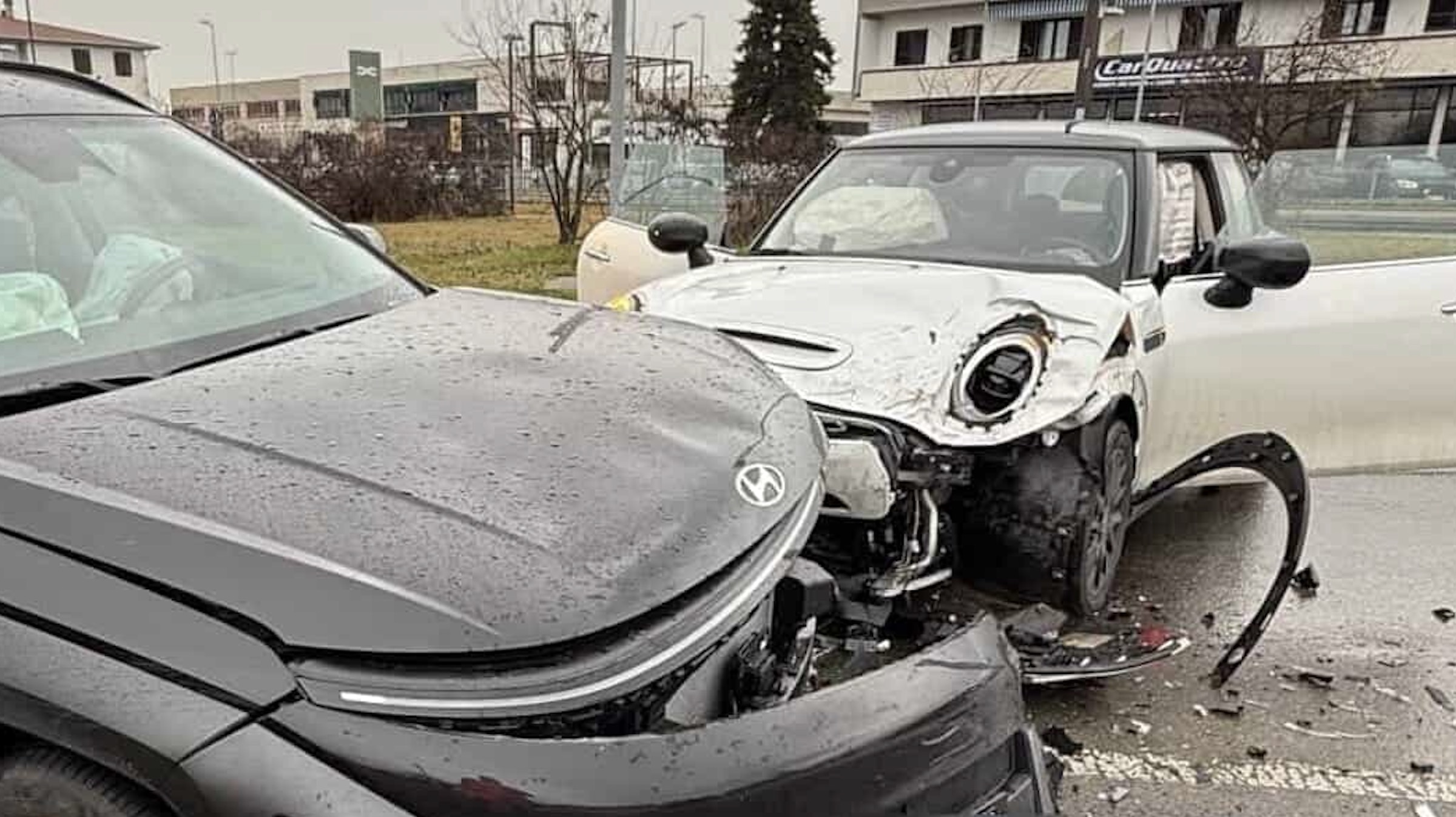 Fidenza, schianto frontale tra due auto: la velocità ridotta le ha salvate