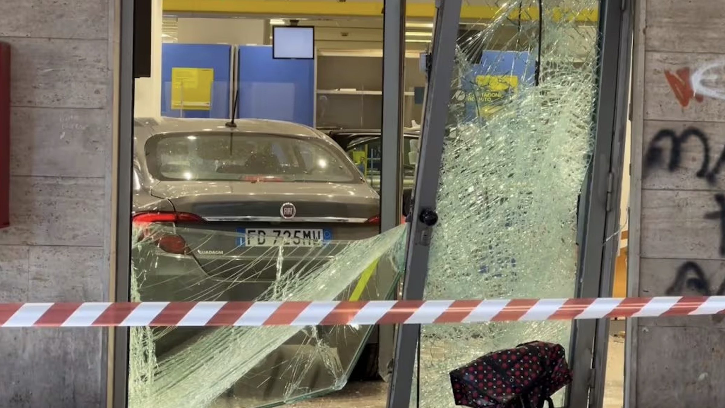 Palermo, rapina alle Poste: abbattuta la vetrata con un’auto, bottino di 100mila euro