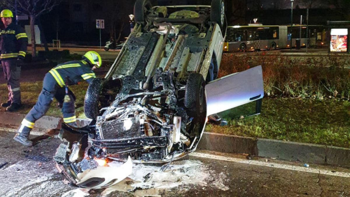 Merano, spaventoso incidente nella notte: auto ribaltata, donna intrappolata salvata dai soccorsi