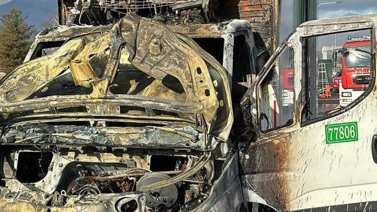 Incidente sull’autostrada A5: autocarro in fiamme vicino a Ivrea