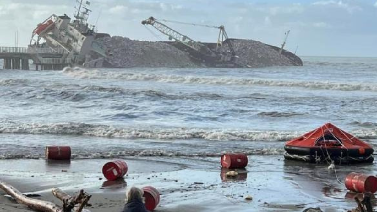 Schianto nave contro pontile, ora rischio versamento: “Carburante in mare”