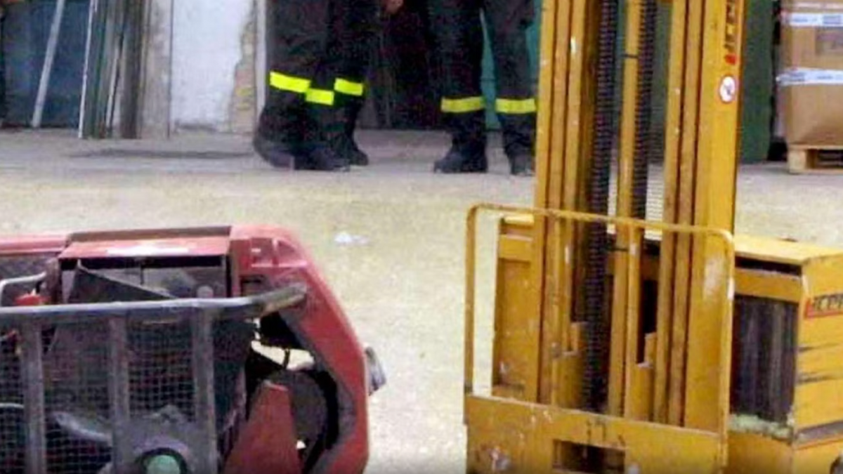 Imprenditore viene schiacciato da un muletto e muore: tragedia sul lavoro