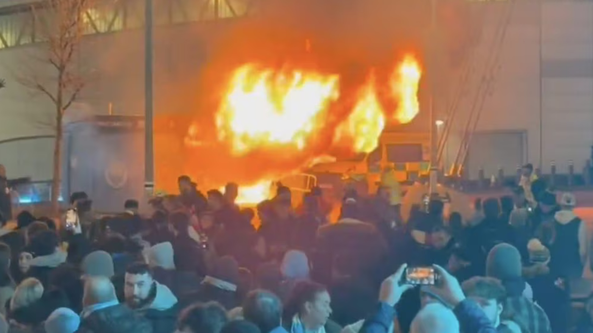 Incendio allo stadio a Manchester prima della partita: la situazione