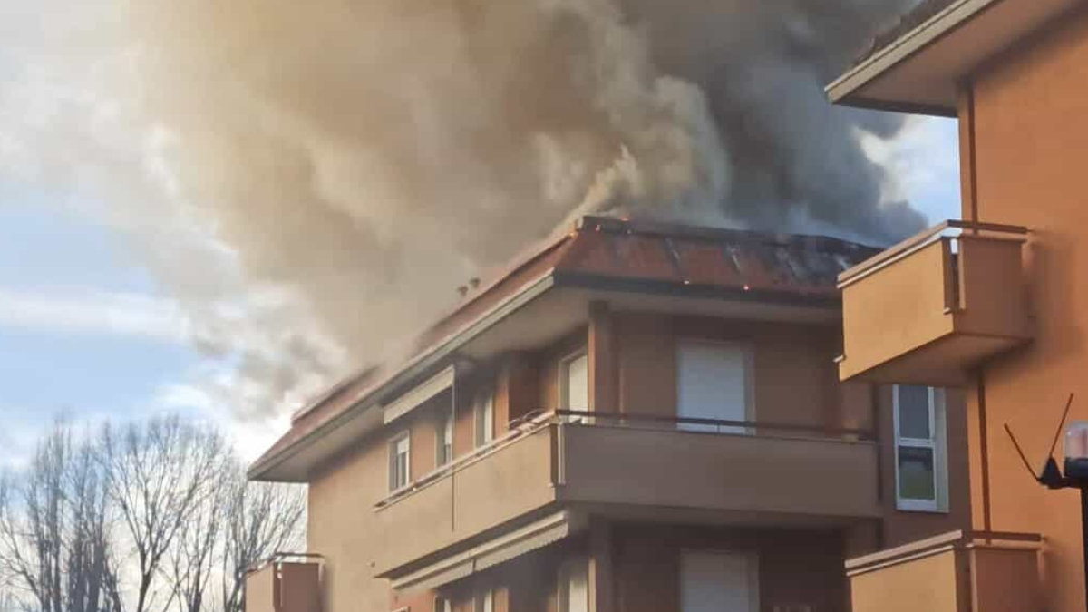 Paura a Concorezzo: incendio devasta il tetto di una palazzina