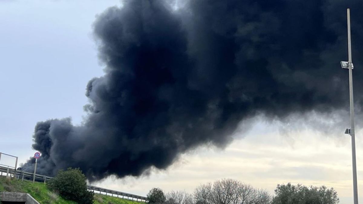 Paura tra Selargius e Monserrato, in Sardegna: nuvola nera avvolge il cielo, paura tra gli automobilisti