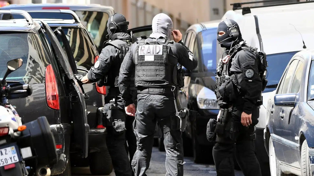 Francia, tensione nel carcere di Arles: detenuto psichiatrico prende in ostaggio 5 persone. Trattative in corso con le forse speciali