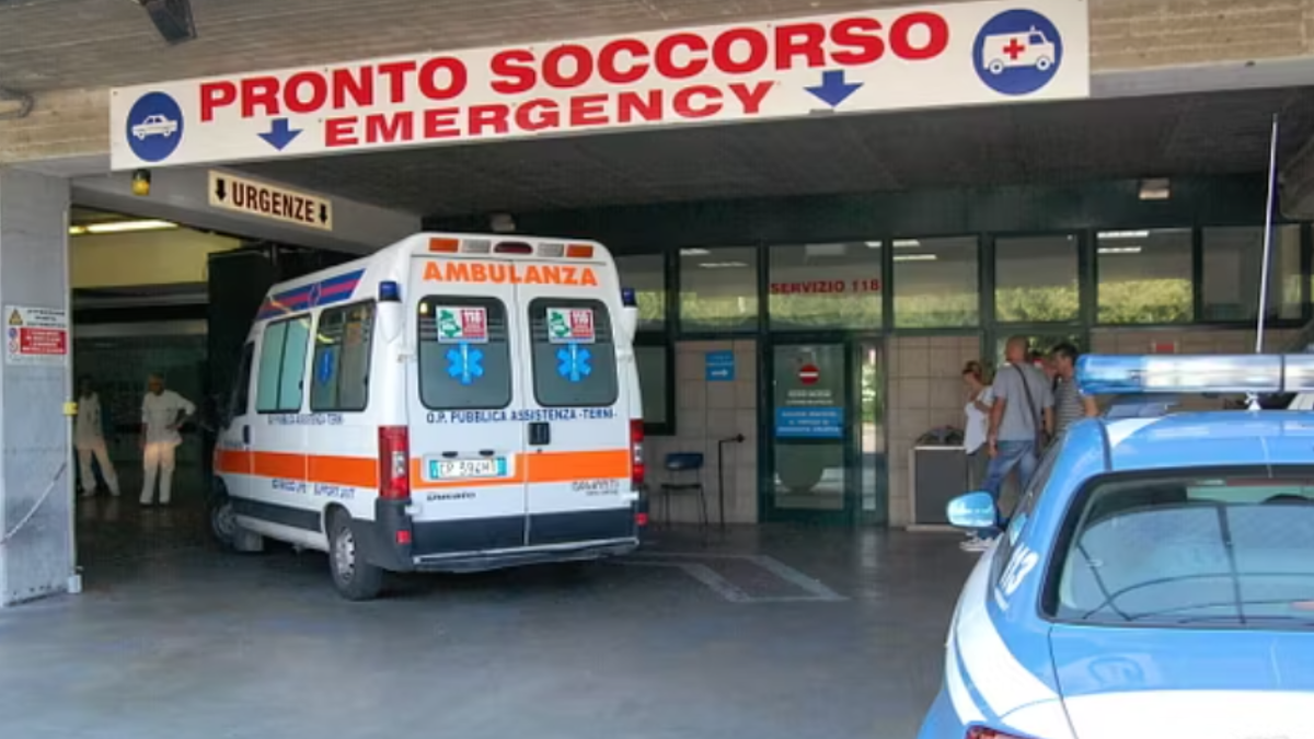 Napoli, lite per una ragazza: 16enne accoltellato all’addome