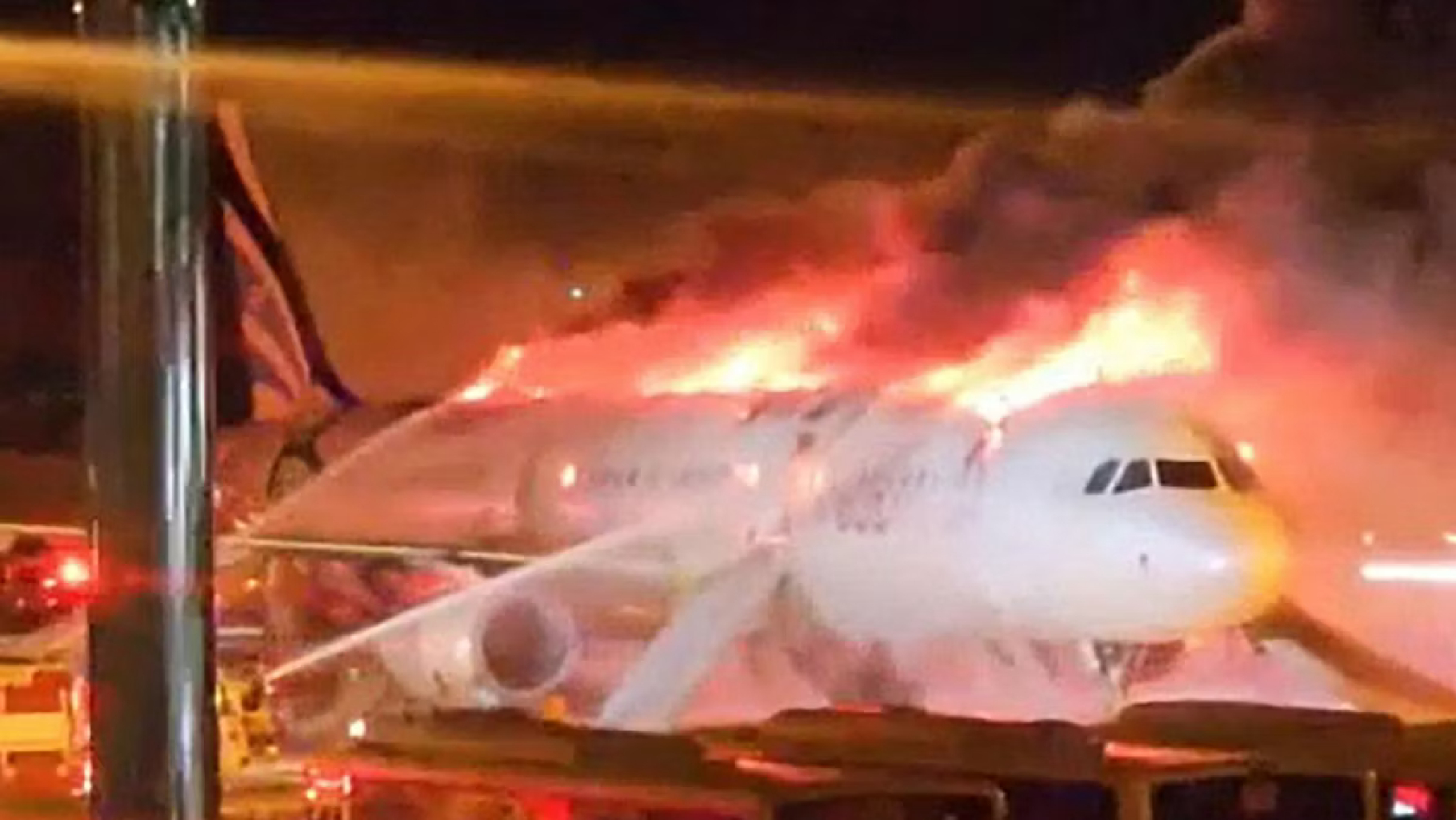 Paura a Busan: Airbus A321 prende fuoco in pista, evacuate 176 persone