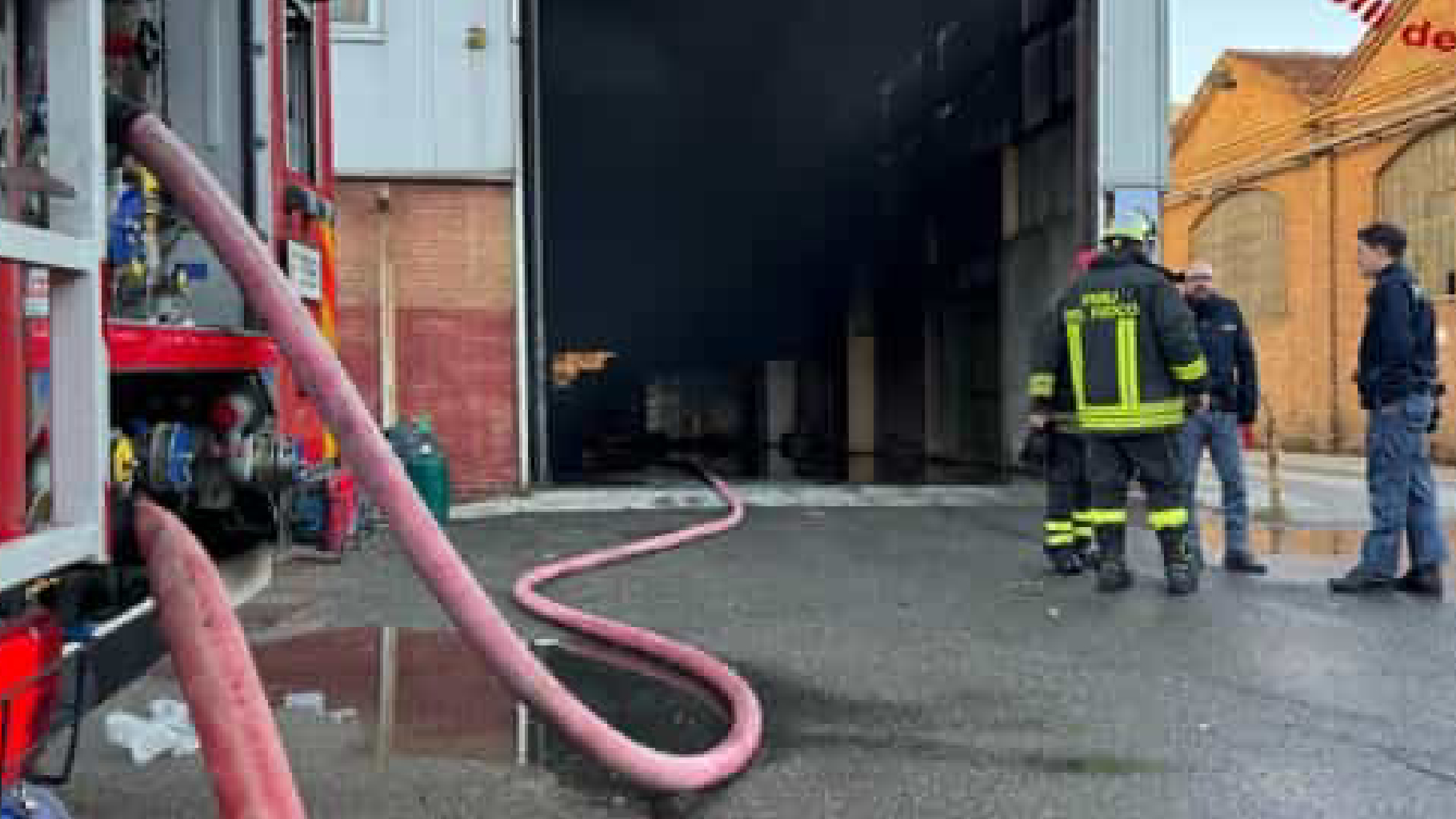 Incendio in città, fiamme terribili e fumo a chilometri