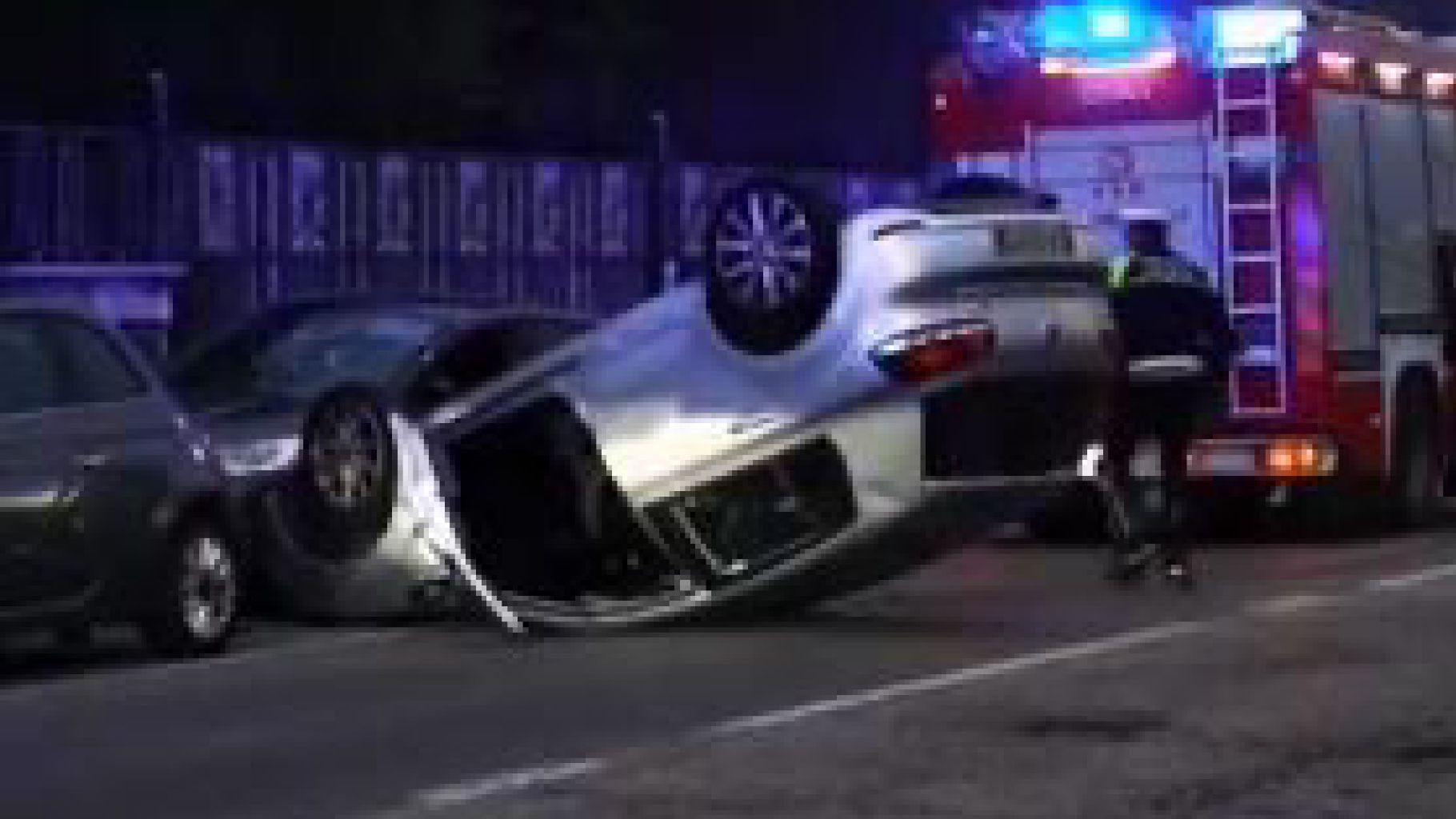 Borgo Venezia, incidente in via Bonfadio: auto si ribalta, conducente incastrato