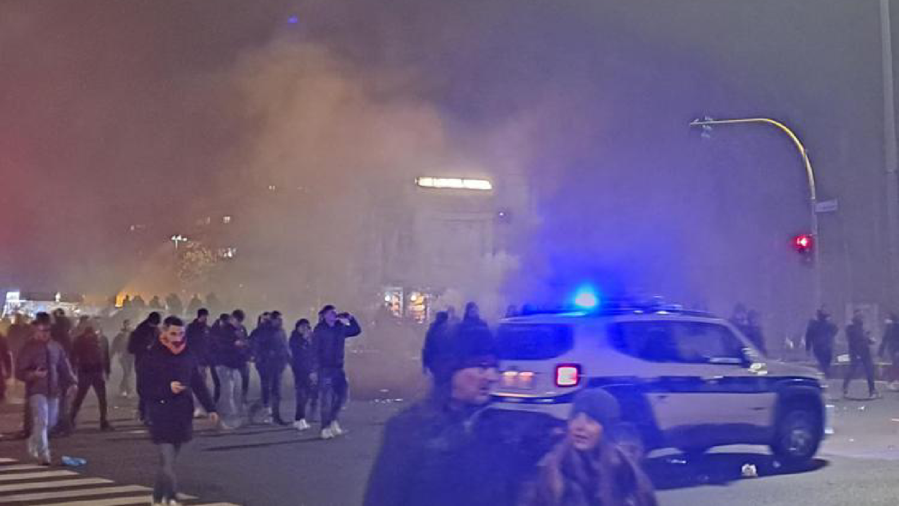 Auto in fiamme vicino allo stadio Olimpico: tensione prima del derby