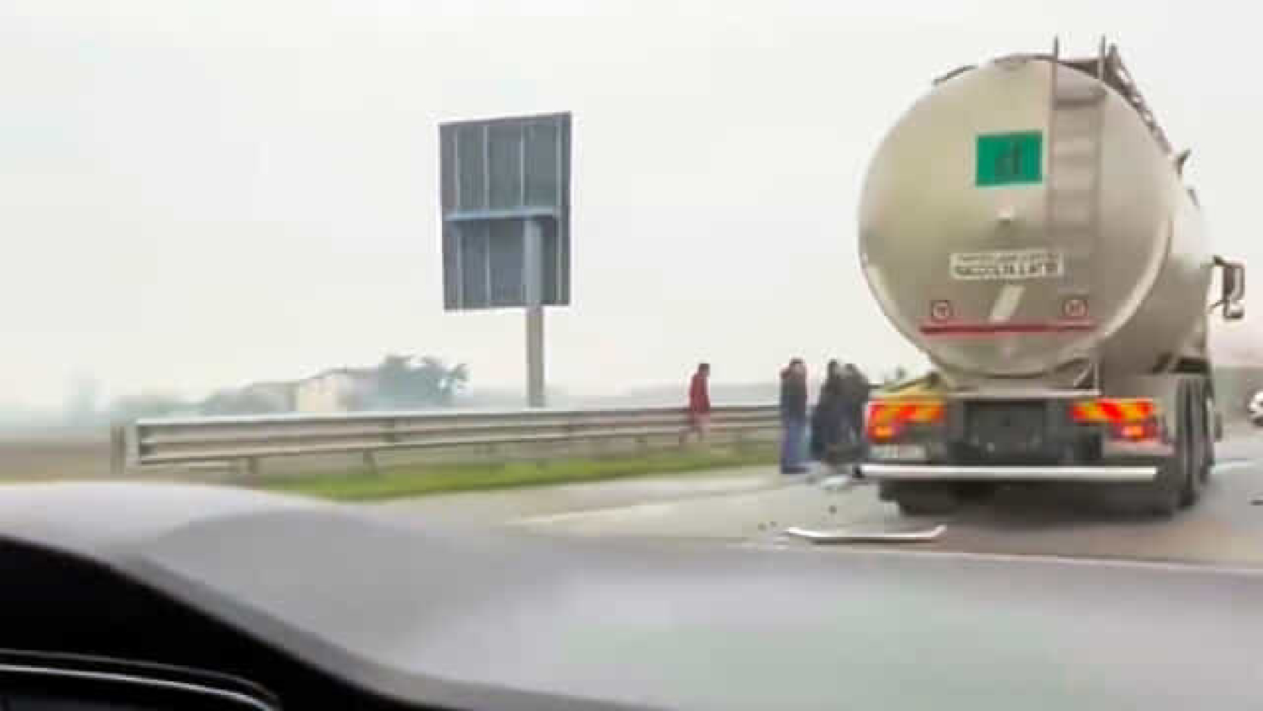 Schianto tremendo tra auto e camion cisterna: è tragedia. Cosa è successo