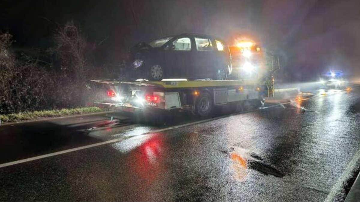 Perde il controllo dell’auto, finiscono fuori strada: due feriti