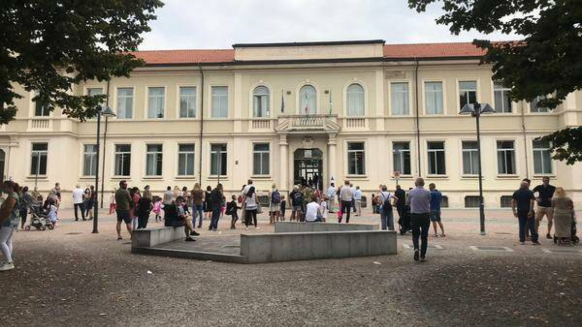 Seregno, professoressa aggredita da un alunno: la solidarietà degli studenti, che si schierano con lei