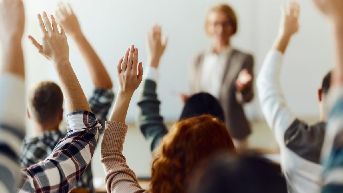 Scuola, Valditara cambia i voti: ecco cosa succederà per elementari e medie