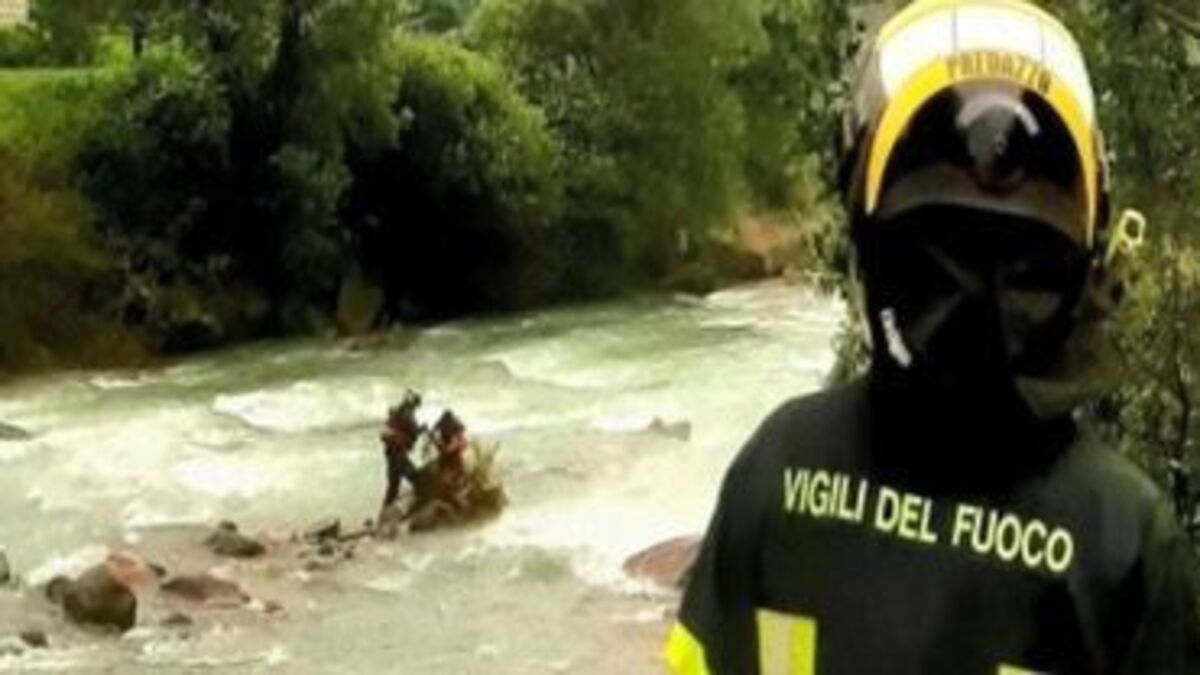 Tremendo incidente, motocilista finisce fuori strada. Morto dopo essere stato sbalzato nel torrente