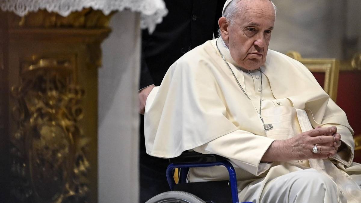 Papa Francesco ricoverato in ospedale: le condizioni di salute del pontefice, cresce la preoccupazione