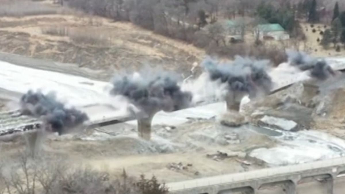 Boato improvviso, poi il ponte crolla di schianto: il video è spaventoso, cos’è successo