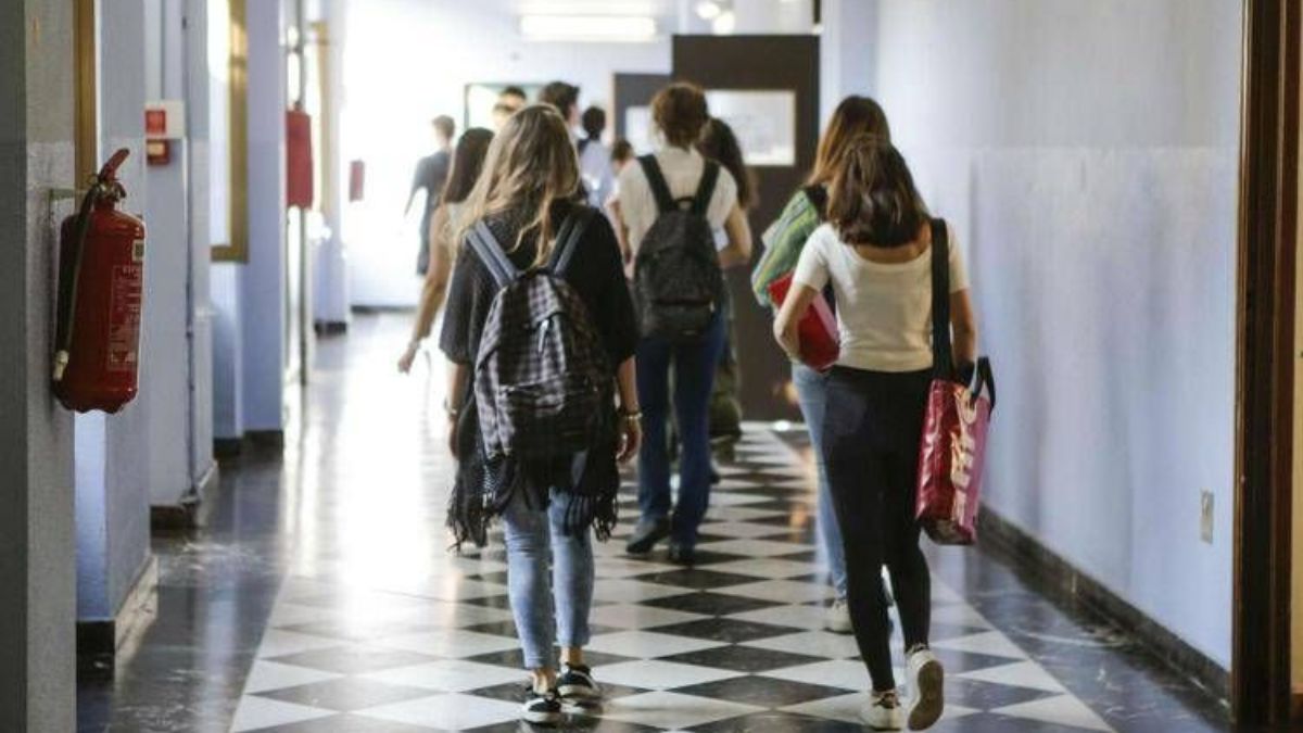 “Prof, non mi sento bene”. Ma dietro il malore della studentessa, c’è una verità agghiacciante