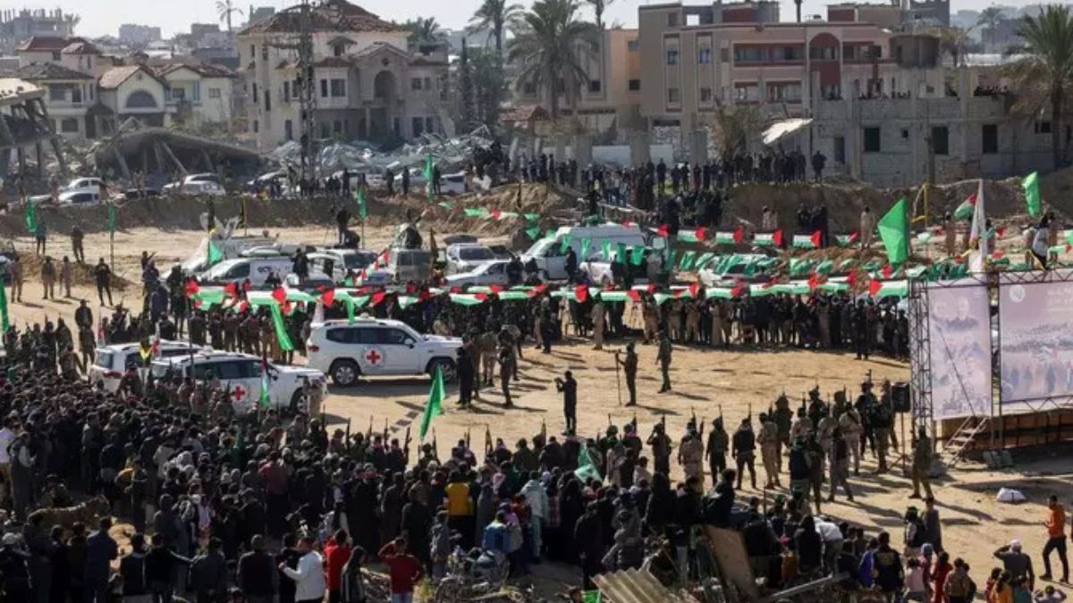 Gaza, Hamas libera altri tre ostaggi: già presi in consegna dalla Croce Rossa