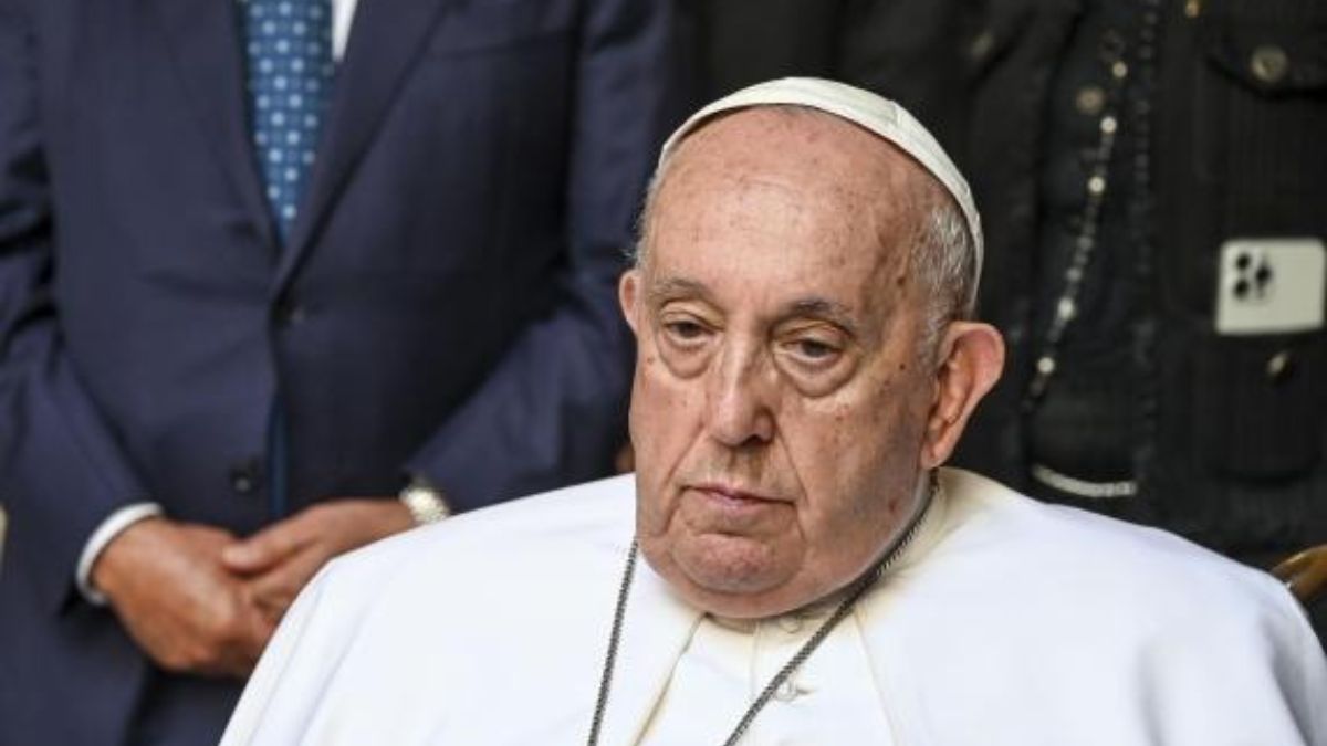 Papa Francesco, il bollettino dei medici: “Non è fuori pericolo, il ricovero sarà prolungato”