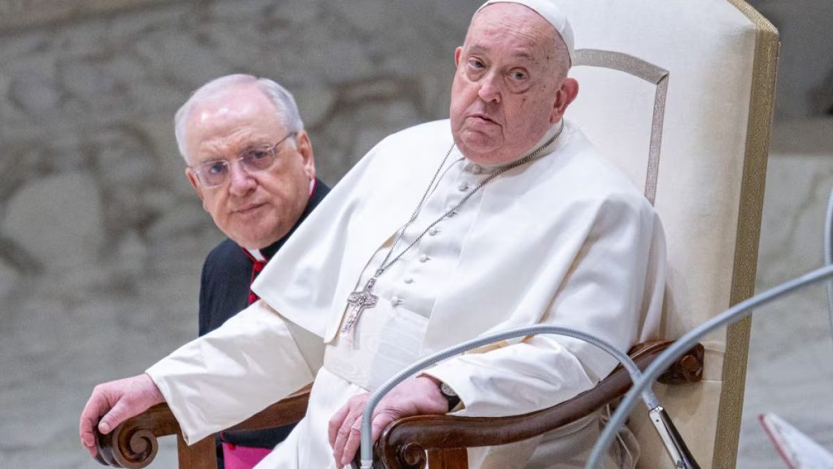 Papa Francesco, bollettino: “Condizioni critiche ma stazionarie. Ha fatto una tac ai polmoni, la prognosi è riservata”