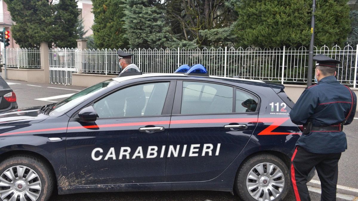 Montepiano, ragazzo di 22 anni colpisce a morte la madre con un coltello e dà fuoco alla casa