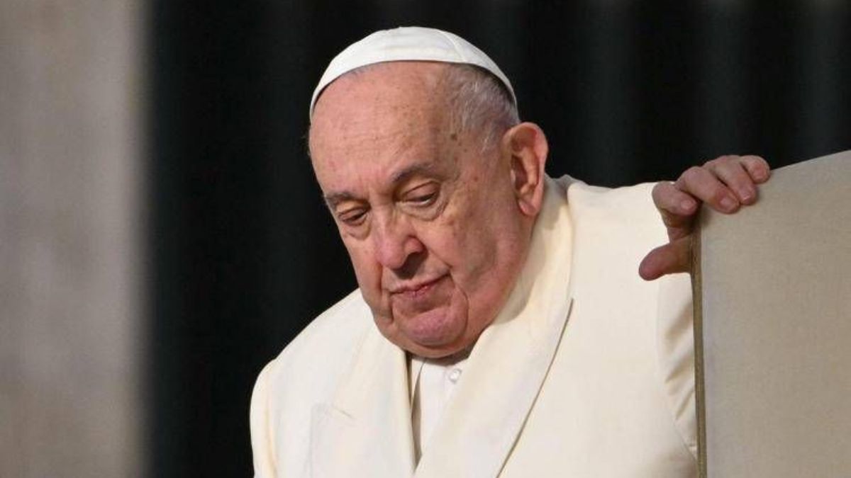 “Il solito putiniano”. Papa Francesco, l’attacco proprio mentre è in ospedale: fedeli indignati