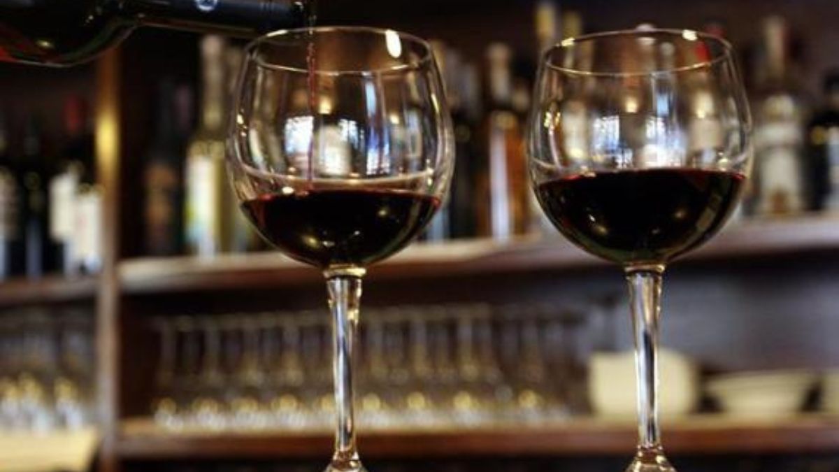 Vino, in arrivo etichette ancora più allarmiste: insorgono i produttori contro le nuove regole Ue