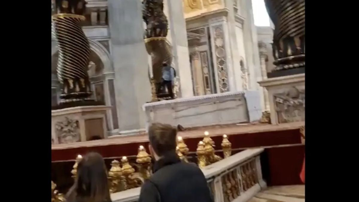 Paura a San Pietro: entra all’improvviso e si arrampica sull’altare, il video