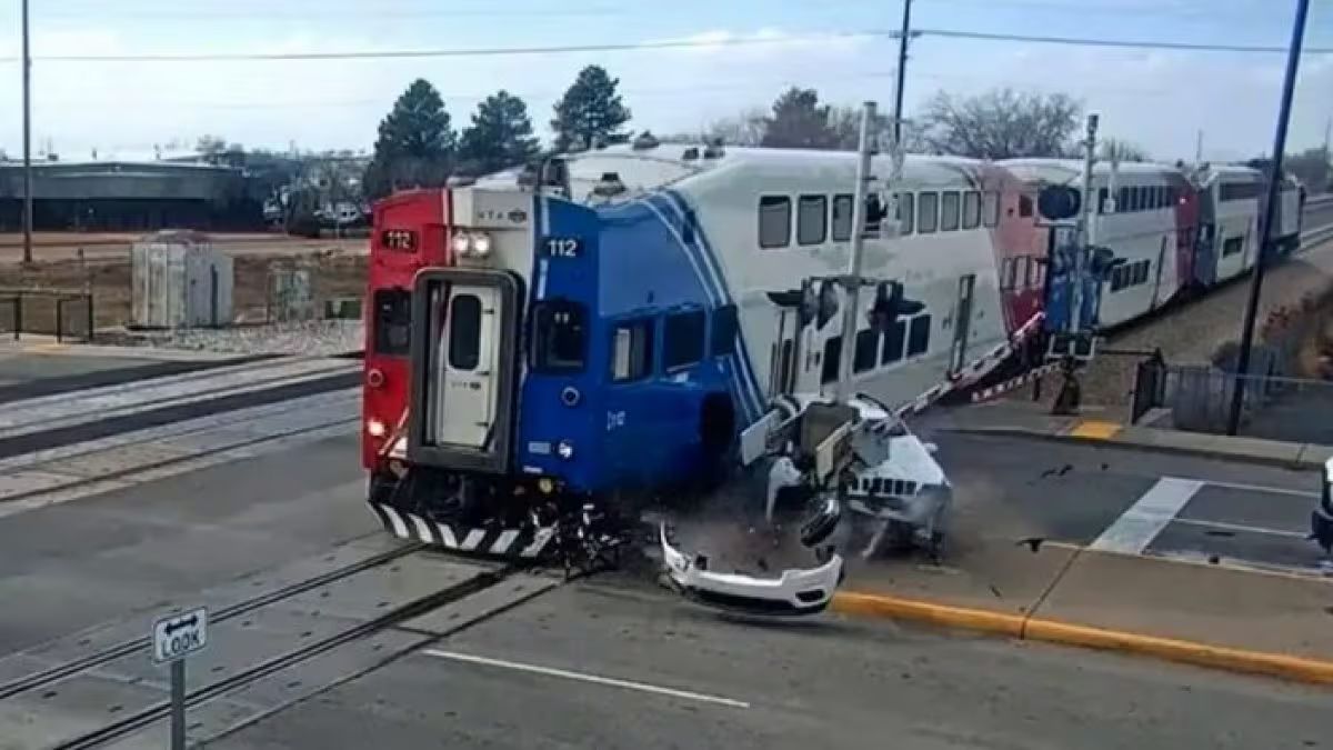 Suv travolto da un treno in corsa, l’incidente è spaventoso: impatto violentissimo