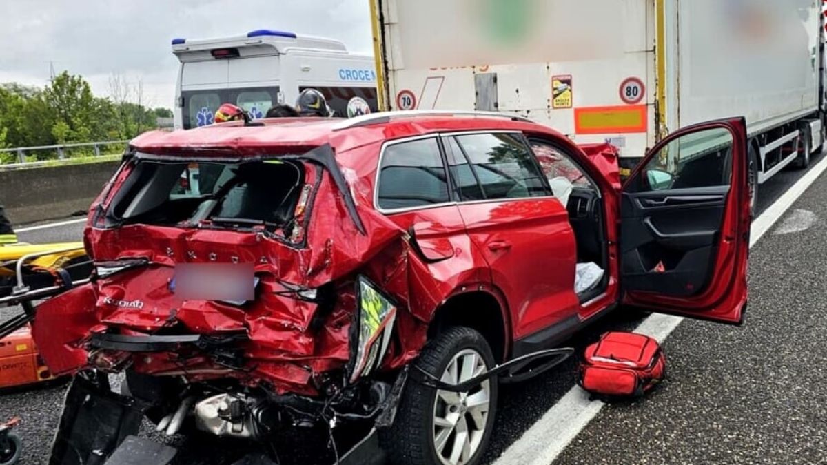 Milano, schianto terribile in A1: scontro tra un’auto e un camion, due feriti gravi