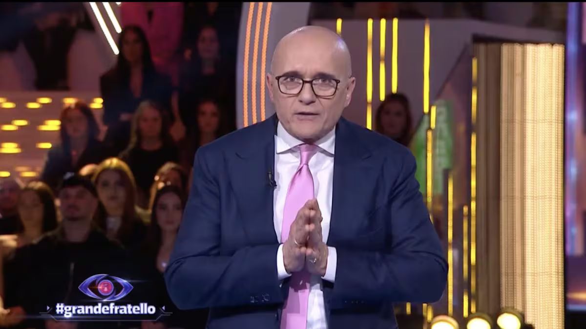 “Tossicità e minacce di morte”. Grande Fratello, Signorini inizia così la puntata: pubblico scioccato