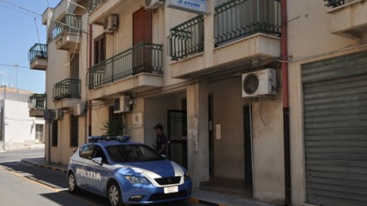 “C’è un cadavere in camera da letto”. La polizia entra in casa per un furto, poi la scoperta horror