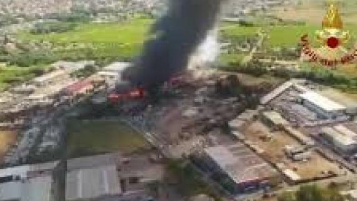 Ciampino, incendio in aeroporto: fiamme vicino alla torre di controllo, voli sospesi