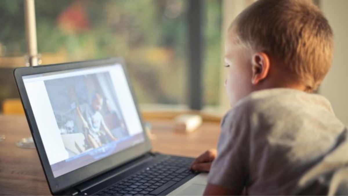 Gli schermi del pc fanno male ai bambini, ma uno studio dimostra anche gli effetti positivi