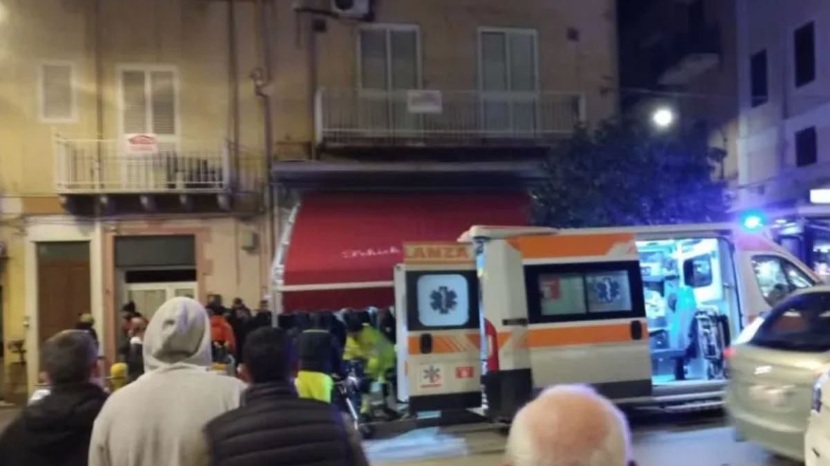 Spari dall’auto in corsa: uomo ucciso all’ingresso del bar