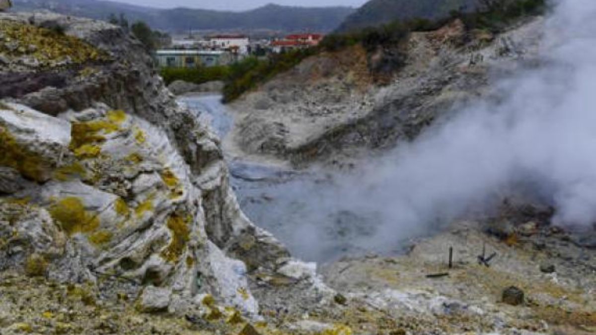 Campi Flegrei, allarme per i gas nell’atmosfera: partiti i controlli negli edifici pubblici