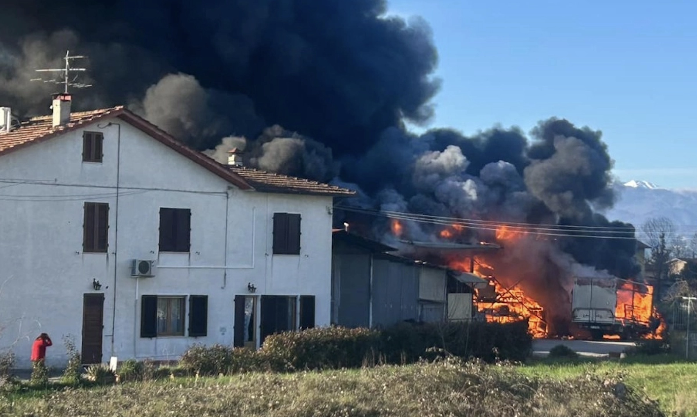 Incendio nel pistoiese, bruciano magazzino e camion: nuvola nera su tutta la zona