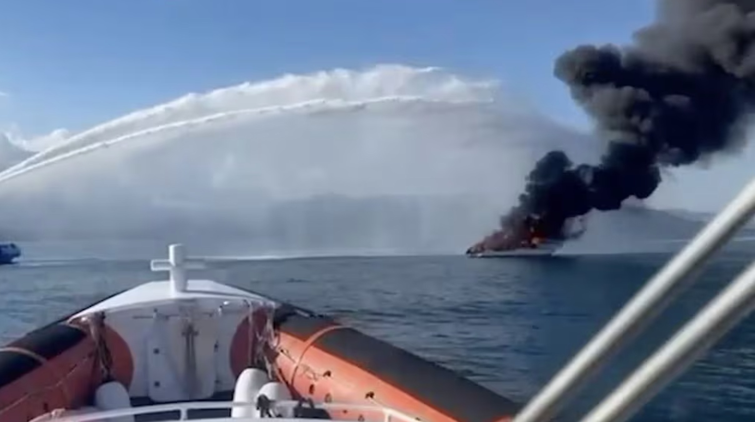 Sardegna, incendio in barca: due persone si gettano in mare per salvarsi e lo yacht di 18 metri affonda