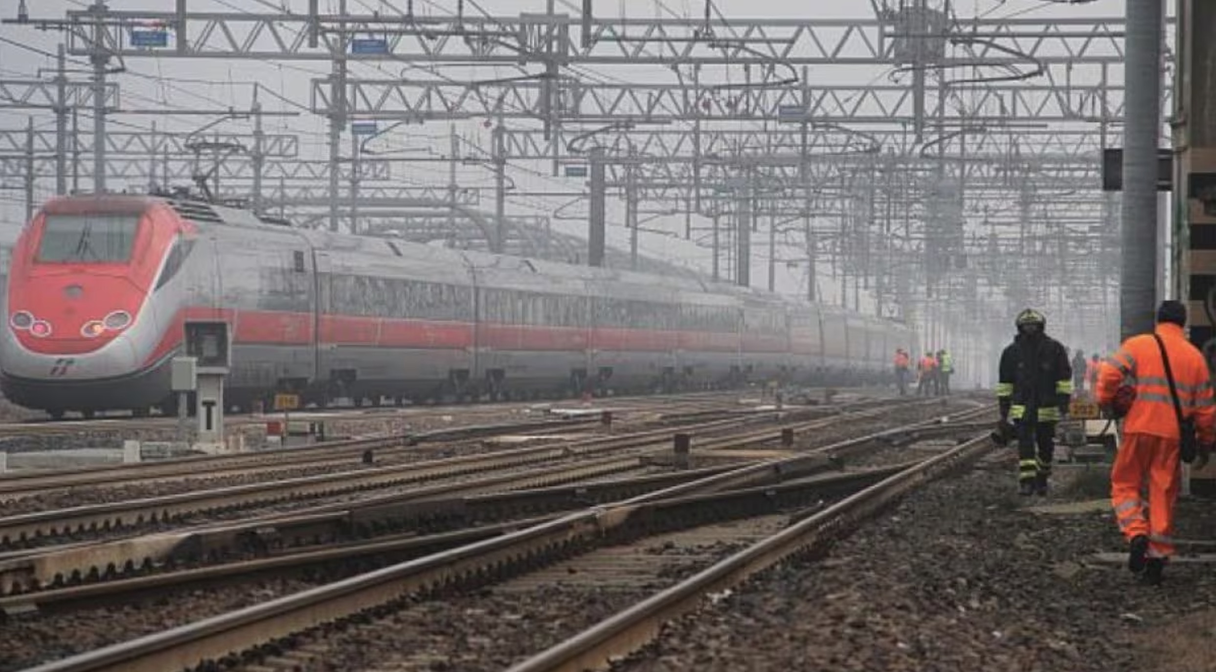 Torino Milano, tragedia fra due stazioni: giovane si aggrappa al treno e muore nella notte