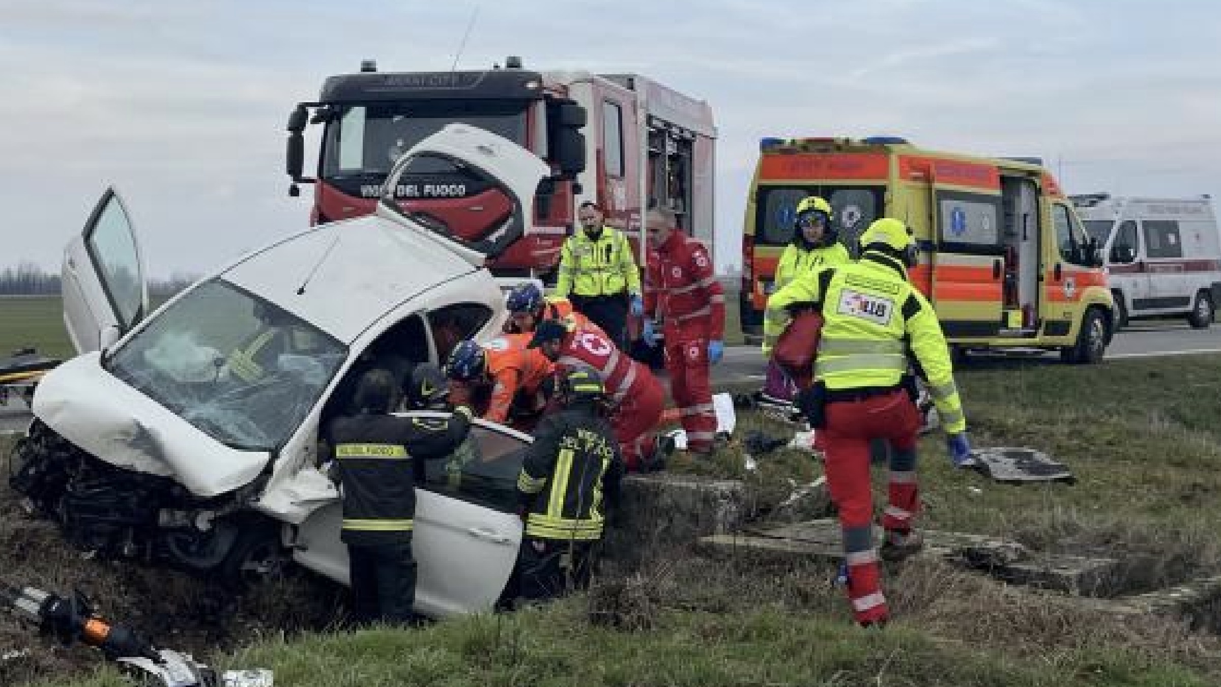 Piacenza, auto esce di strada: muore bambino di quattro mesi, grave la mamma