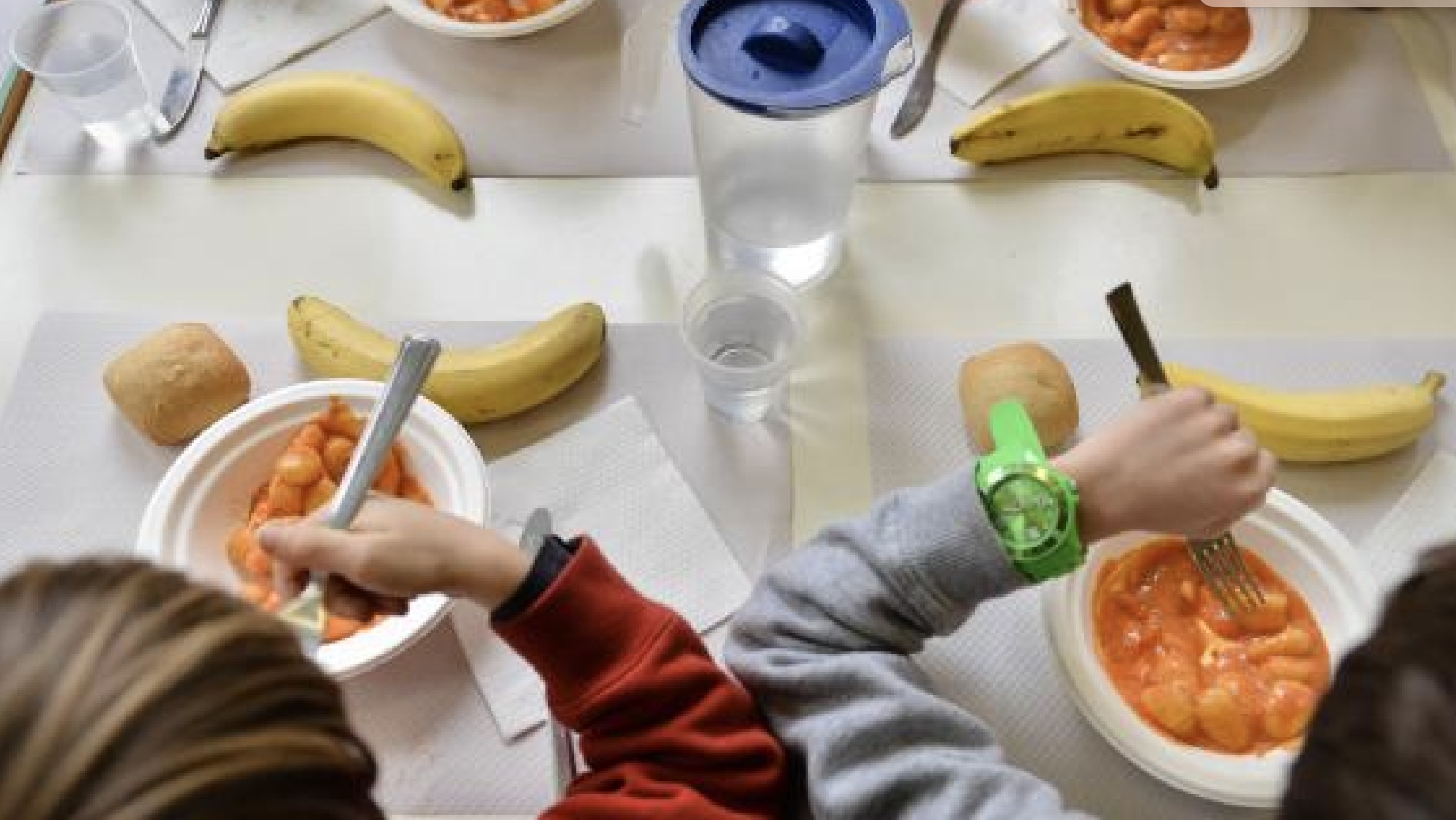 Arezzo, solo pane e olio per i bambini che non pagano la mensa della scuola