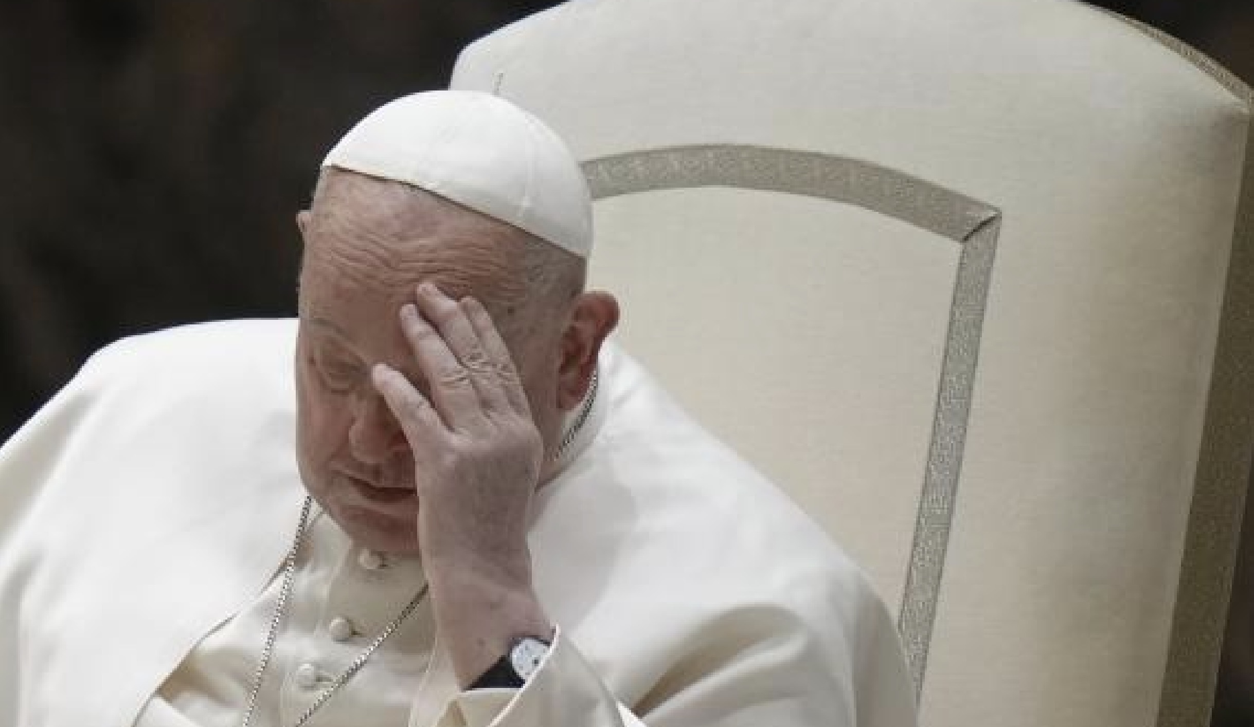 Papa Francesco ricoverato da oggi al policlinico Gemelli: “Bronchite ormai acuta, la terapia cortisonica è poco”