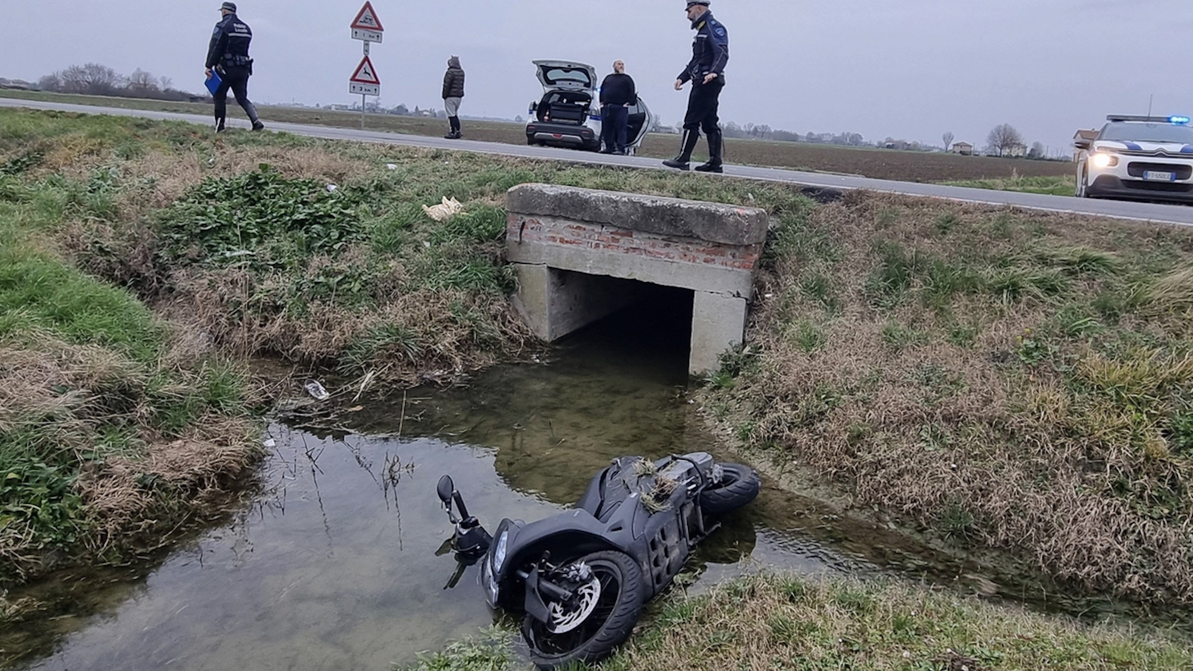 Bologna, finisce nel fosso con lo scooter: a 19 anni lotta per la vita