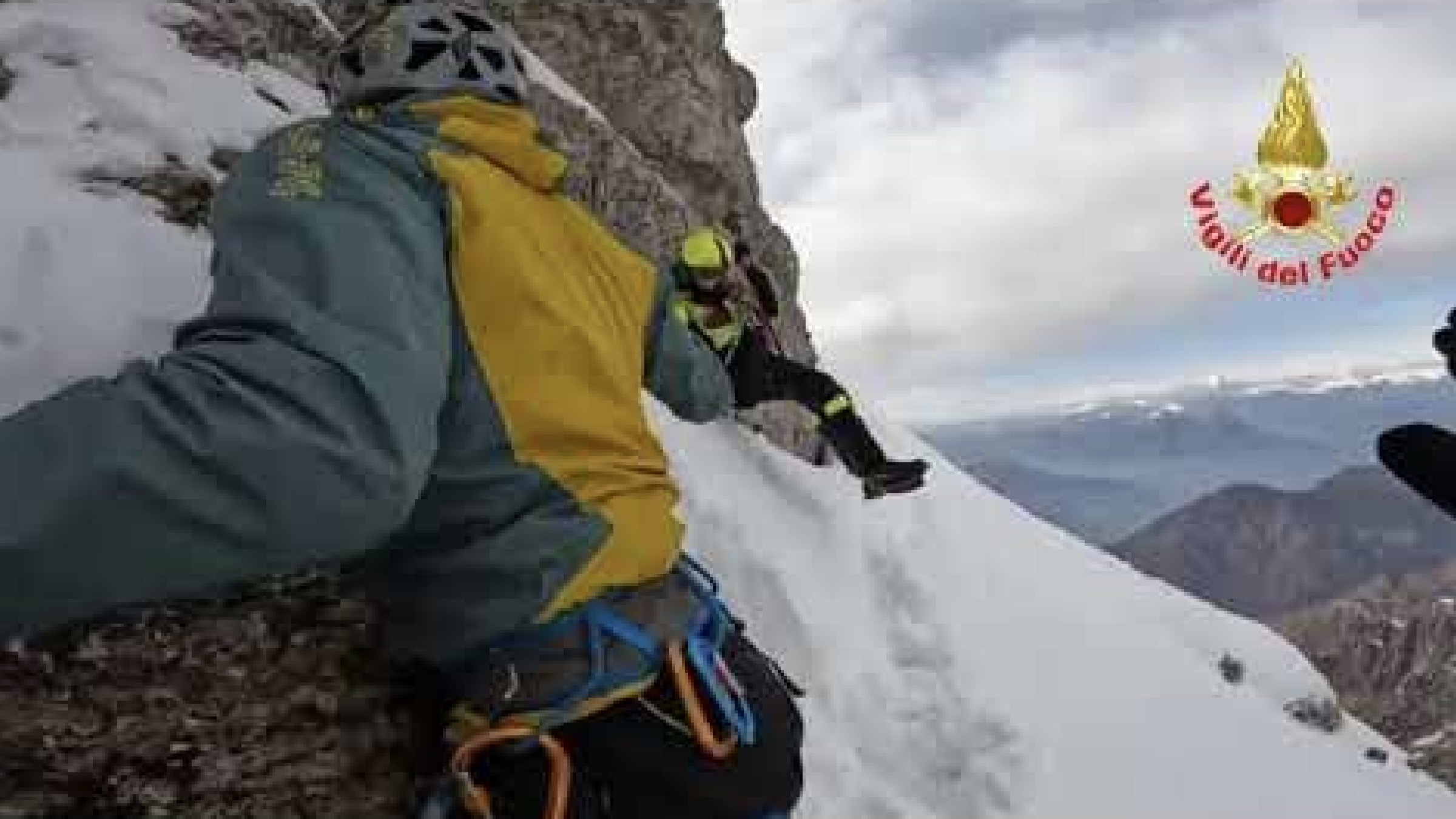 Cresta Segantini, due scalatori bloccati a 2.000 metri: il  salvataggio in elicottero