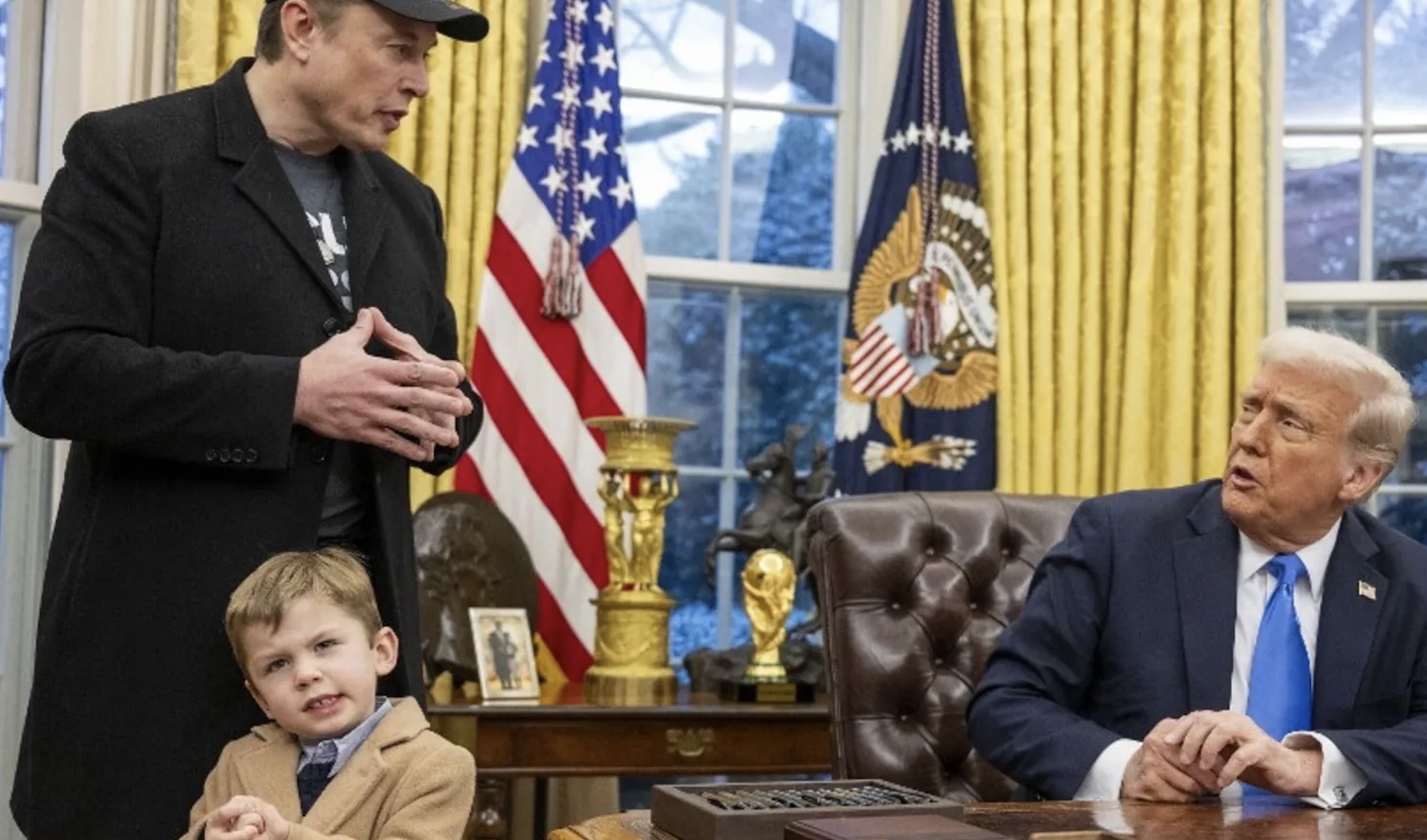 Il figlio di Elon Musk si mette le dita nel naso e sporca la scrivania di Trump: sostituita all’istante