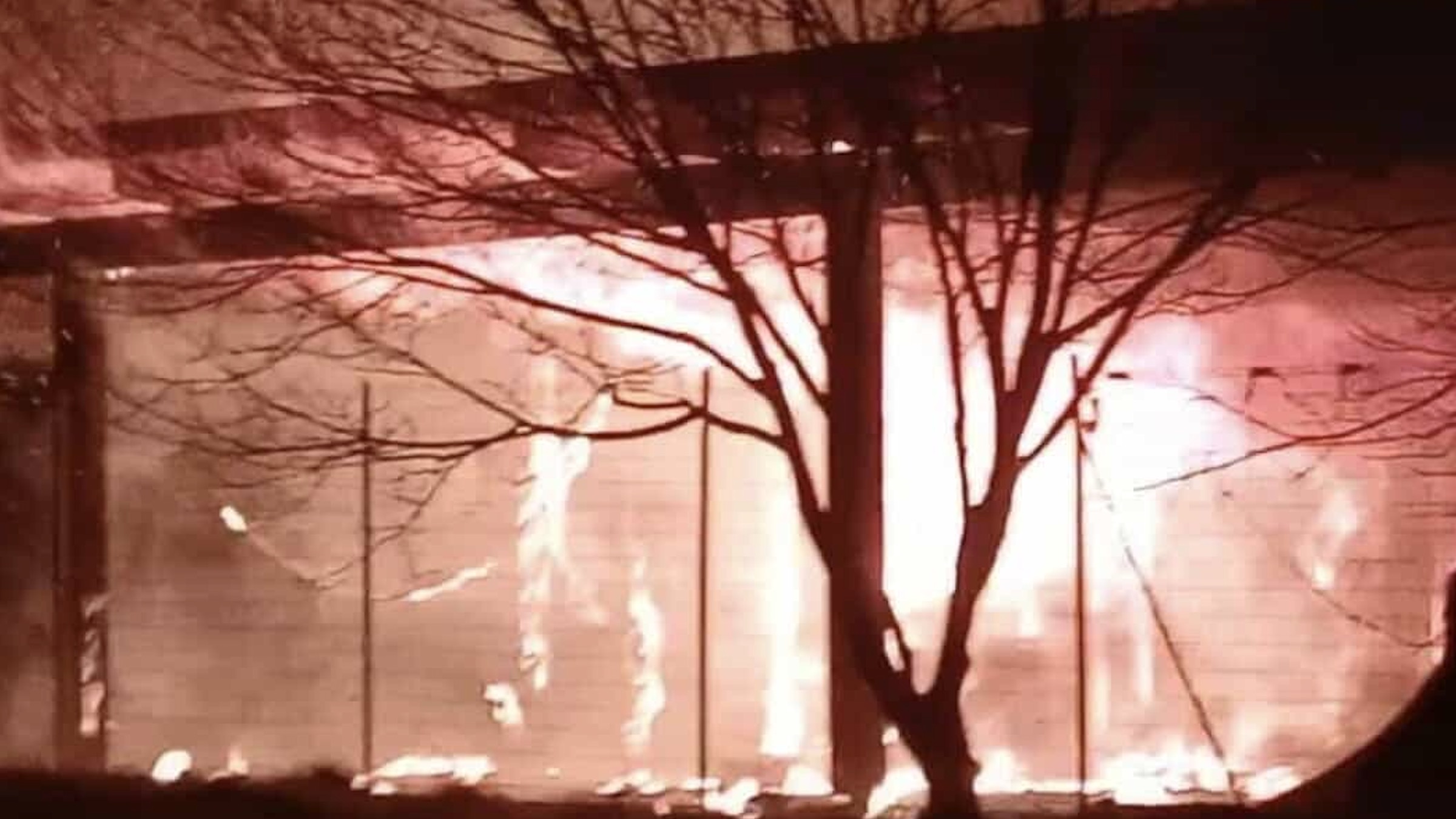 Jesi, incendio nella notte: distrutta la bocciofila comunale