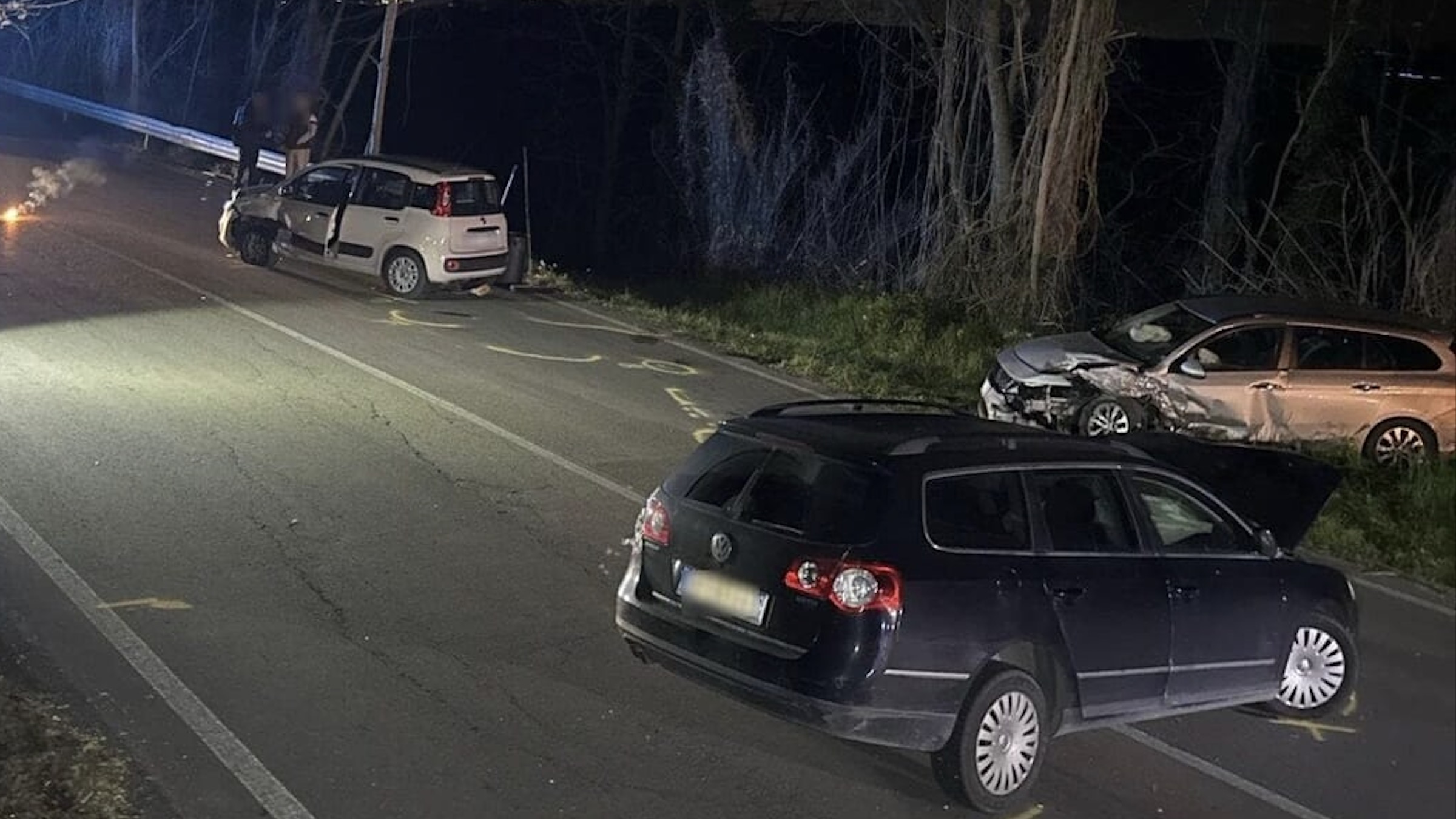 Schianto frontale tra due auto, una terza resta coinvolta: diversi feriti, anche 2 bambini