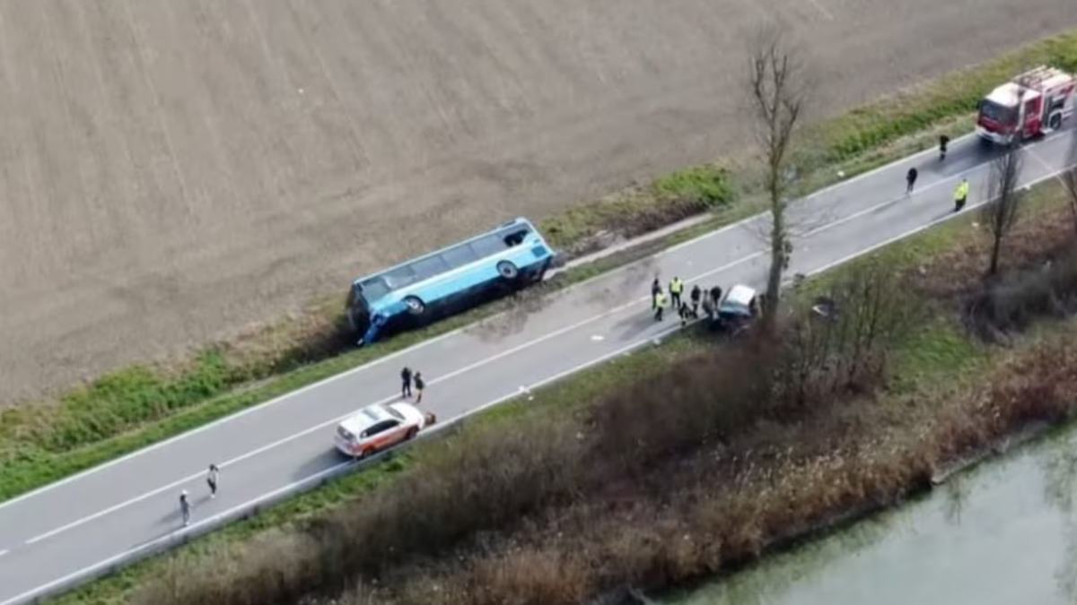 Schianto tra auto e pullman pieno di studenti: una vittima, schianto terribile